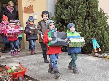 Die Kinder trugen die Geschenkpäckchen zum Lastwagen. Foto: Anton Then