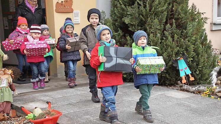 Die Kinder trugen die Geschenkpäckchen zum Lastwagen. Foto: Anton Then