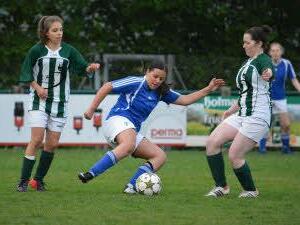Die Damenfußballmannschaft des TSV Nüdlingen in Aktion im Mai 2016. Fotos: Björn Hein