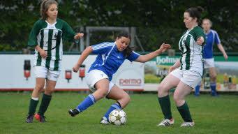 Die Damenfußballmannschaft des TSV Nüdlingen in Aktion im Mai 2016. Fotos: Björn Hein