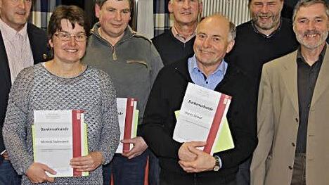 Geehrt und von Pfarrer Bernd Grosser (rechts) und 2. Bürgermeister Harald Pascher (links) in die Mitte genommen wurden (von links): Michaela Stubenrauch, Michael Dürr, Hans Hennig, Werner Scharpf und Matthias Schad. Es fehlt Sabine Paeth.  Fotos: Helmut Will