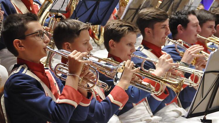 Durch das Jugendmusikkorps der Stadt Bad Kissingen erlernt der musikalische Nachwuchs nicht nur das Muszieren in einem hervorragenden Orchester, sondern auch die heutzutage wichtige soziale Kompetenz. Brillante Musik, Engagement und einzigartige Disziplin zeichnen die jungen Musiker aus.  Peter Klopf