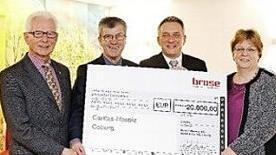 Brose unterst&uuml;tzt die Arbeit im Coburger Hospiz mit 20&nbsp;000 Euro (von links): Hermann Beckering, Norbert Hartz, Steffen Tauss (Brose Gruppe) und Simone Lahl (Caritas Hospiz Coburg).  Foto: Brose