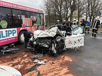 Auto prallt mit hoher Wucht gegen Linienbus