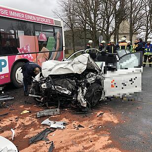 Auto prallt mit hoher Wucht gegen Linienbus