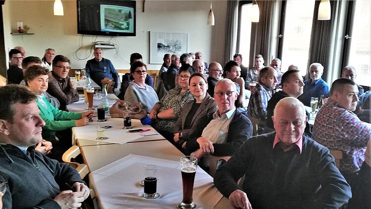 Voller Saal bei der Bürgerversammlung im Gasthaus Schneider in Steinach. Foto: Sigismund von Dobschütz