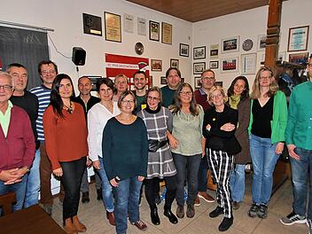 Sie kandidieren auf der Liste von Bündnis 90/ die Grünen: Dr. Thomas Reuß,  Reinhold Heppt, Helmut Conrady, Jeanette Miller, Andreas Miller, Alexandra  Katzenberger, Ulla Scheuring, Karin Fischer, Johannes Wolf, Mia Hochrein,  Peter Seubert, Siglinde Grimm, Adrian Tropoja, Christine Martin, Petra  Mesarosch, Karin Mayer und Vincent Michel. Foto:  Dieter Britz