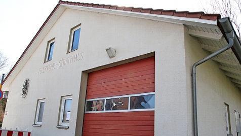 Das Feuerwehrgerätehaus in Beiersdorf bleibt im Eigentum der Stadt Coburg. Demnächst soll hier ein für alle frei zugänglicher Defibrillator angebracht werden. Foto: Wolfgang Desombre