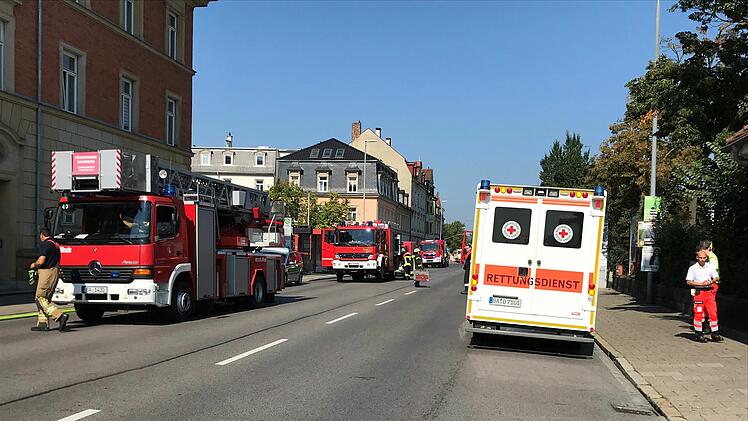 Brand beim Bamberger Bahnhof: Wohnhaus in Flammen - Straße aktuell gesperrt