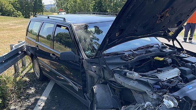 Kreis Kronach: Auto nur noch Schrott - Seniorin (82) kracht gegen Leitplanke