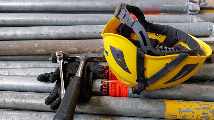 Werkzeug und Helm auf Baustelle