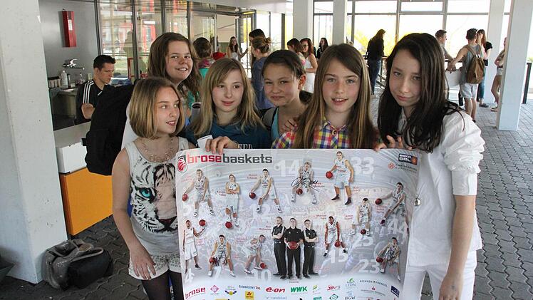 Die M&auml;dchen der Klasse 5a hatten ihre Freude an den gro&szlig;en Sportlern (von links): Lena, Celina, Yasmin, Emely, Paulina und Emma hatten sich soeben die Autogramme der drei Basketballprofis geholt, die an ihrer Schule zu Gast waren. Fotos: Andreas L&ouml;sch