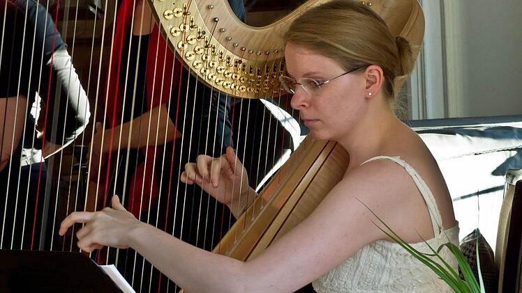 Als Solistin beeindruckte die aus Coburg stammende junge Harfenistin Anna-Maria Frankenberger.Foto: Jochen Berger