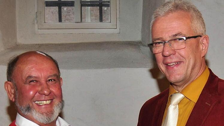 Michael Schulz vom Seniorenbeirat der Stadt Haßfurt (links) wurde vom Stadtrat zum kommunalen Behindertenbeauftragten der Stadt Haßfurt hinsichtlich baulicher Maßnahmen ernannt. Die Urkunde überreichte Bürgermeister Günther Werner.  Foto: Ulrike Langer