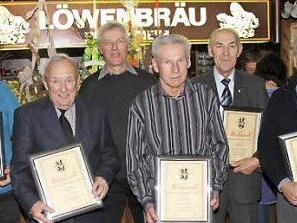 Die ausgezeichneten Feuerwehrleute aus Hausen  Foto: Erlwein