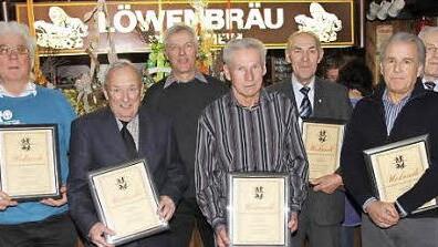Die ausgezeichneten Feuerwehrleute aus Hausen  Foto: Erlwein