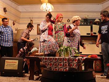 Die Steinbacher Laienschauspieler (von links) Moritz Leonhardt, Franziska Methfessel, Elisabeth Heyder, Jeannette Heyder, Martina Wittmann, Christiane Hollederer und Daniel Falkenstein liefen zur Höchstform auf.  Foto: Frank Ziener