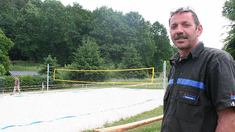 Georg Dorn vom Vorstand vor der vom Verein geschaffenen Beachvolleyballanlage