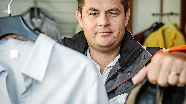 Ralf Schmidt, Ehrenamtsmanager des BRK im Kreis Kronach, hofft auf zahlreiche Kleider- und Sachspenden für Flüchtlinge.  Foto: Hendrik Steffens