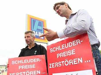 Kreisobmann Robert Ort (rechts) und sein Stellvertreter Rudolf Groß kämpfen für eine faire Bezahlung der Landwirte.  Foto: Christian Bauriedel