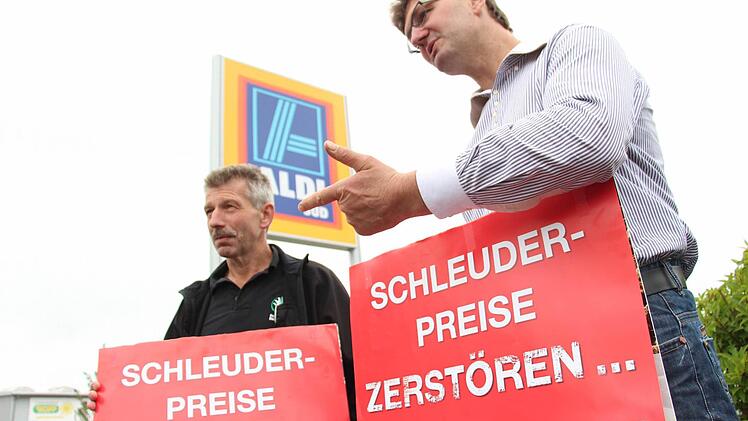 Kreisobmann Robert Ort (rechts) und sein Stellvertreter Rudolf Groß kämpfen für eine faire Bezahlung der Landwirte.  Foto: Christian Bauriedel