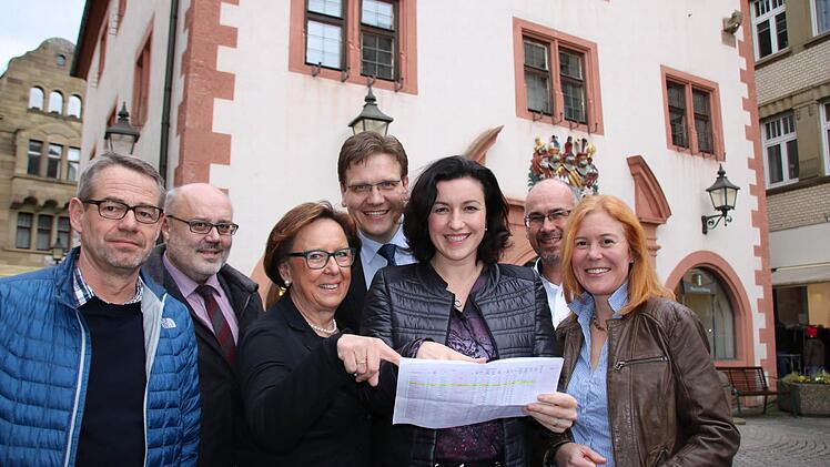 Dorothee Bär (3. von rechts) im Gespräch mit (von links) Thomas Schlembach, Bürgermeister Franz Kuhn, Karin Renner, Steffen Hörtler, Andreas Kukuk und Martina Greubel.  Foto: Ralf Ruppert