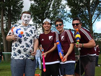 Egor Durdin, Salvador Kirmsse, Maximilian Fischlein und Fabio Mast gehören zu den 120 Abiturienten am Jack-Steinberger-Gymnasium. Beim Abi-Streich waren sie für die Erfrischung zuständig. Foto: Ralf Ruppert