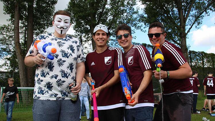 Egor Durdin, Salvador Kirmsse, Maximilian Fischlein und Fabio Mast gehören zu den 120 Abiturienten am Jack-Steinberger-Gymnasium. Beim Abi-Streich waren sie für die Erfrischung zuständig. Foto: Ralf Ruppert