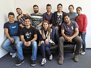 Zehn junge Fl&uuml;chtlinge werden von Brose-Mitarbeitern in Coburg auf ein Leben und Arbeiten in der Region vorbereitet.  Foto: Brose