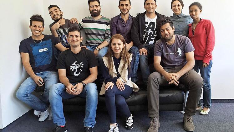 Zehn junge Fl&uuml;chtlinge werden von Brose-Mitarbeitern in Coburg auf ein Leben und Arbeiten in der Region vorbereitet.  Foto: Brose