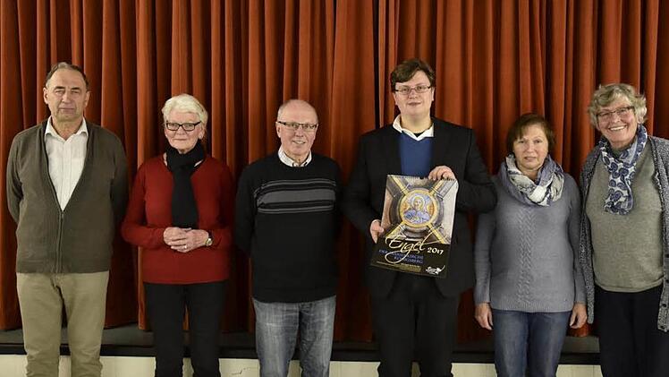 Die Vorstandschaft des Orgelbauvereins mit Pfarrer Hohlweg (Bildmitte) mit Bildkalender 2017, von links: Alfred Austel (Beisitzer), Veronika Seidel (Beisitzerin), Walter Schneider (Schriftführer), Lore Ehrhardt (Kassiererin), Barbara May (Vorsitzende). Es fehlt Andreas Konrad (Zweiter Vorsitzender)