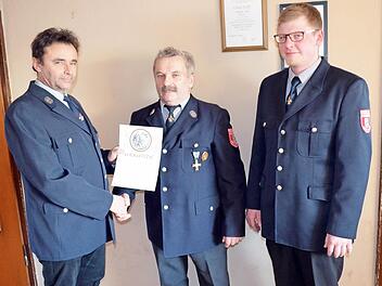 Armin Zapf (Bildmitte) wurde für 50 Jahre bei der Feuerwehr Obristfeld ausgezeichnet. Foto: Thomas Micheel