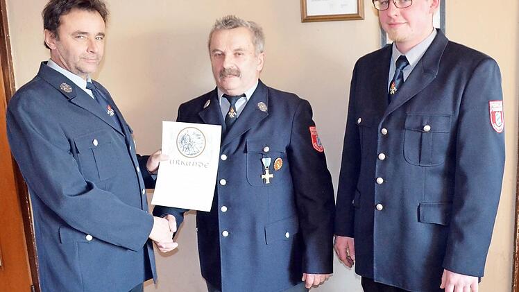 Armin Zapf (Bildmitte) wurde für 50 Jahre bei der Feuerwehr Obristfeld ausgezeichnet. Foto: Thomas Micheel