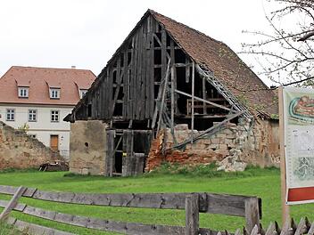 Auf den Bereich "Altes Schloss" in Frensdorf mit der Scheune (rechts) wird im Entwicklungskonzept besonderes Augenmerk gelegt. Eine Infotafel gibt Auskunft über die Geschichte des Schlosses. Das Gebäude im Hintergrund wurde von seinen Besitzern bereits vorbildlich saniert.