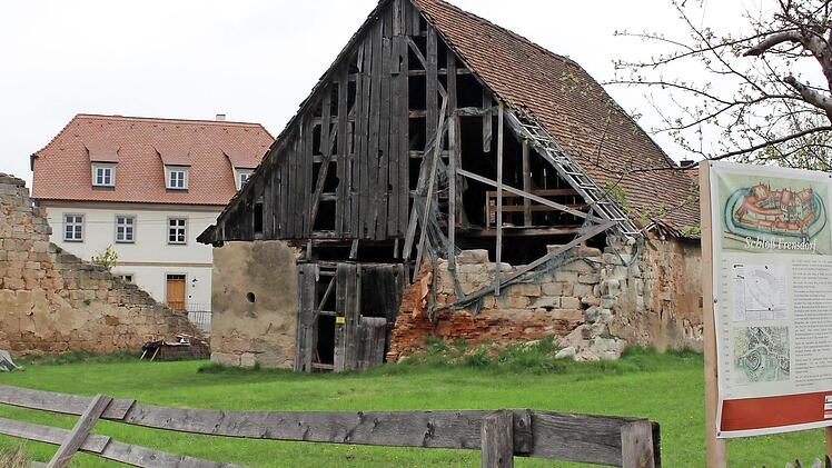 Auf den Bereich "Altes Schloss" in Frensdorf mit der Scheune (rechts) wird im Entwicklungskonzept besonderes Augenmerk gelegt. Eine Infotafel gibt Auskunft über die Geschichte des Schlosses. Das Gebäude im Hintergrund wurde von seinen Besitzern bereits vorbildlich saniert.