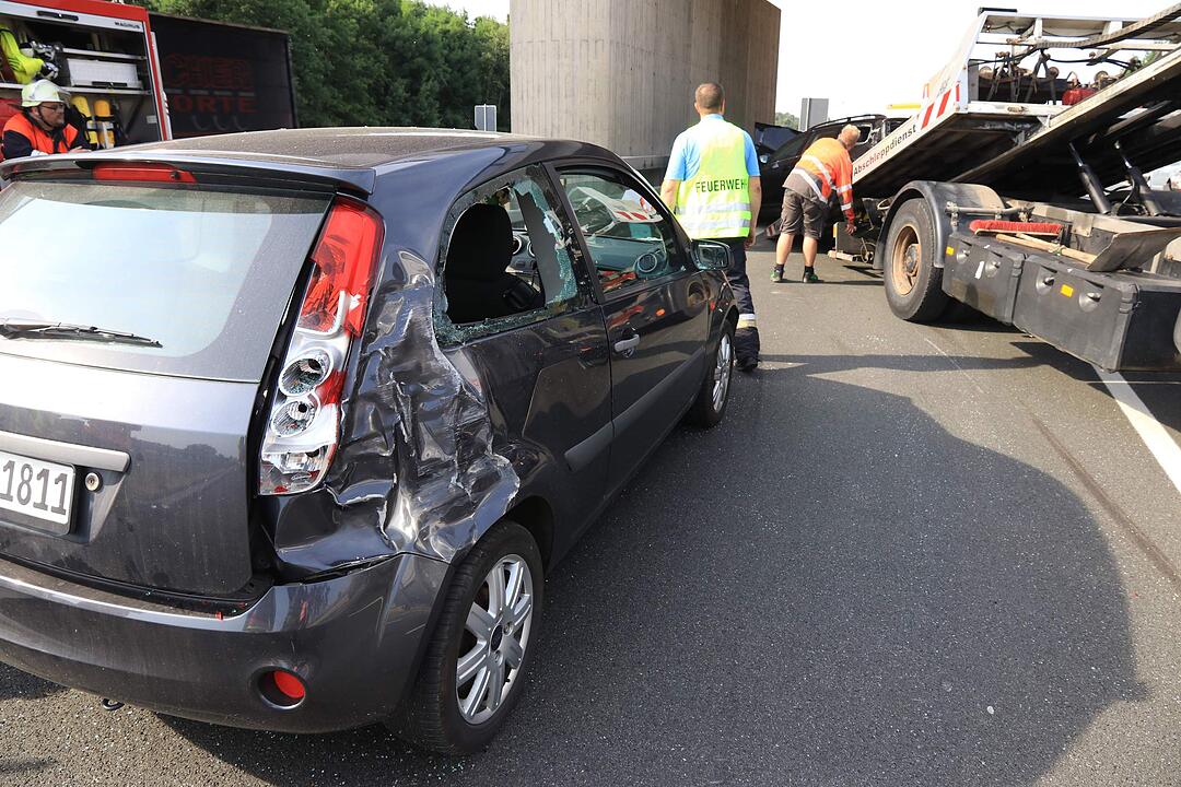 A73 bei Baiersdorf: VW Passat kracht in Stauende