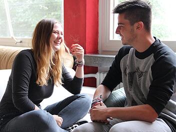 Lorenz Schneider und Sophie Groetsch sind ein letztes Mal im Q-Zimmer des Caspar-Vischer-Gymnasiums, Hier haben sie viel geplant, gelernt, gelacht und diskutiert.  Fotos: Katharina Müller-Sanke