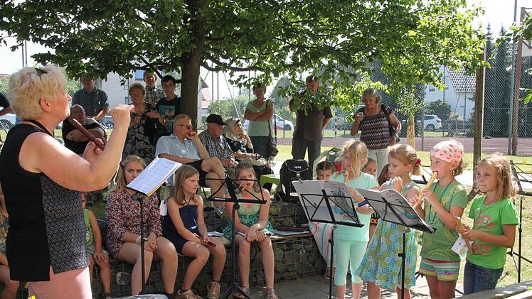 Die Flötengruppe unter der Leitung von Ingrid Krause gab im Schulgarten ein Konzert. Foto: Stephan Stöckel