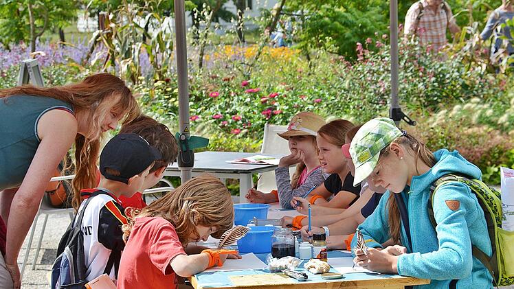 Mit dem Federkiel schreiben und mit Pflanzen malen durften die jungen Besucher beim Stand des Kreisverbandes für Gartenbau und Landespflege Rhön-Grabfeld ausprobieren. Alexandra Laske gab dazu die entsprechenden Anweisungen.Hanns Friedrich