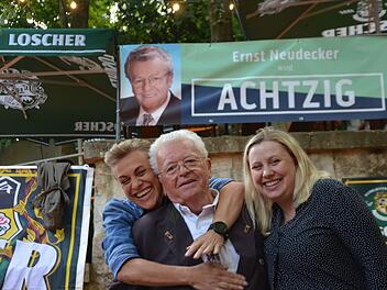 Tochter Sonja und Enkelin Sabrina umherzen den Jubilar. Sie haben auch ein Schild zur Feier angefertigt.  Fotos: Bernhard Panzer