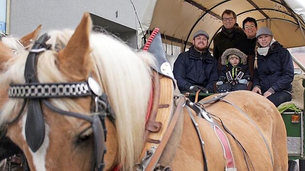 Alfred Hock, Leonhard Thomann, der kleine Ludwig, Christiane Kolbet und Nina Hock (v. l.) führen Gäste durch den Aischgrund. Foto: Yannick Hupfer