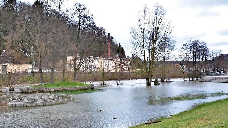 Wo sonst auf dem LGS-Gelände die Spaziergänger entlanggehen, steht derzeit alles unter Wasser. Dort, im Bereich der Seebühne, will der Zeuge einen Mann in den Fluten der Haßlach gesehen haben.  Foto: Sandra Hackenberg