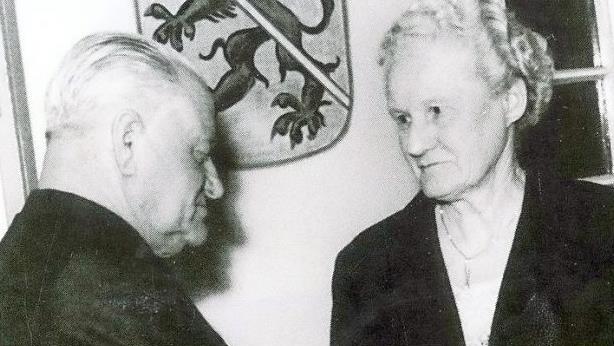 Hans Maier mit seiner Stellvertreterin Anna Herrmann (seit 1961). Die spätere Ehrenbürgerin der Stadt war ab 1948 die erste Frau für die SPD im Stadtrat. 1972 nahm sie ihren Abschied aus dem Stadtrat.