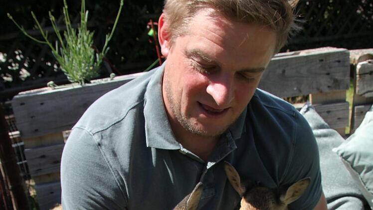 Der stolze "Rehkitz-Papa" Markus Zametzer. Junge Wildtiere aufzuziehen, ist viel Arbeit. Foto: Ronald Heck