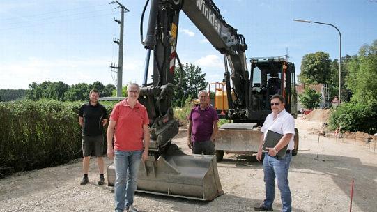 Stefan Popp, technischer Bauamtsleiter der Gemeinde Hausen; Bernd Ruppert, Vorsitzender des Abwasserzweckverbandes; Günter Winkler, Bauunternehmer; und Max Brust vom Ingenieurbüro Weyrauther (v. l.) sind zufrieden mit dem Baufortschritt. Foto: Sylvia Hubele