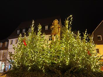 Der Lichterglanz, wie hier auf dem geschmückten Kulmbacher Holzmarkt, gehört zur Vorweihnachtszeit. Doch auch Musik zaubert Lichtblicke - wenn auch coronabedingt schon im zweiten Jahr mit angezogener Bremse.