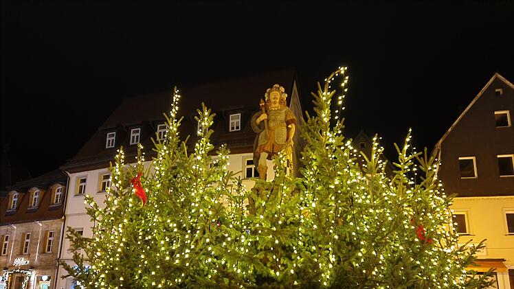 Der Lichterglanz, wie hier auf dem geschmückten Kulmbacher Holzmarkt, gehört zur Vorweihnachtszeit. Doch auch Musik zaubert Lichtblicke - wenn auch coronabedingt schon im zweiten Jahr mit angezogener Bremse.