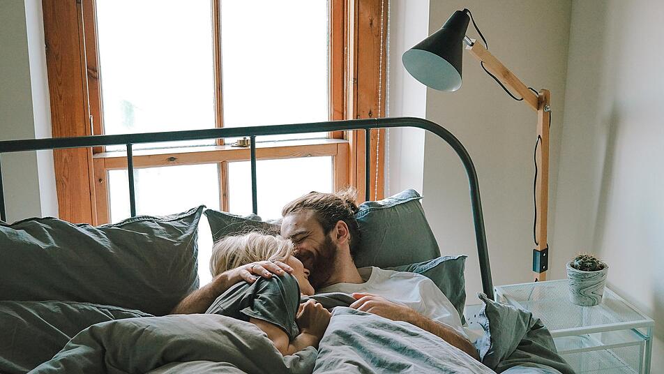 Liebe braucht Geborgenheit. Geborgenheit ist eine der wichtigsten Eigenschaften bei der Partnersuche. Der Grundstein für Vertrauen, Offenheit und Gefühlssturm.