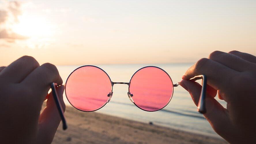 Fast blind vor Liebe Verliebte sehen die Welt oft durch eine rosarote Brille.