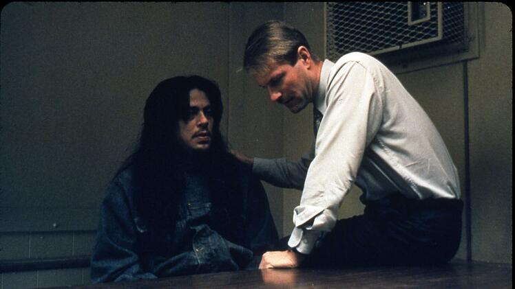 Der geistig behinderte, wegen Vergewaltigung vorbestrafte Toby Jay Wadenah (Benicio del Toro, links, mit Aaron Eckhart) wird wegen des Mordes an einem achtj&auml;hrigen M&auml;dchen verurteilt. Kurze Zeit sp&auml;ter richtet er sich selbst.